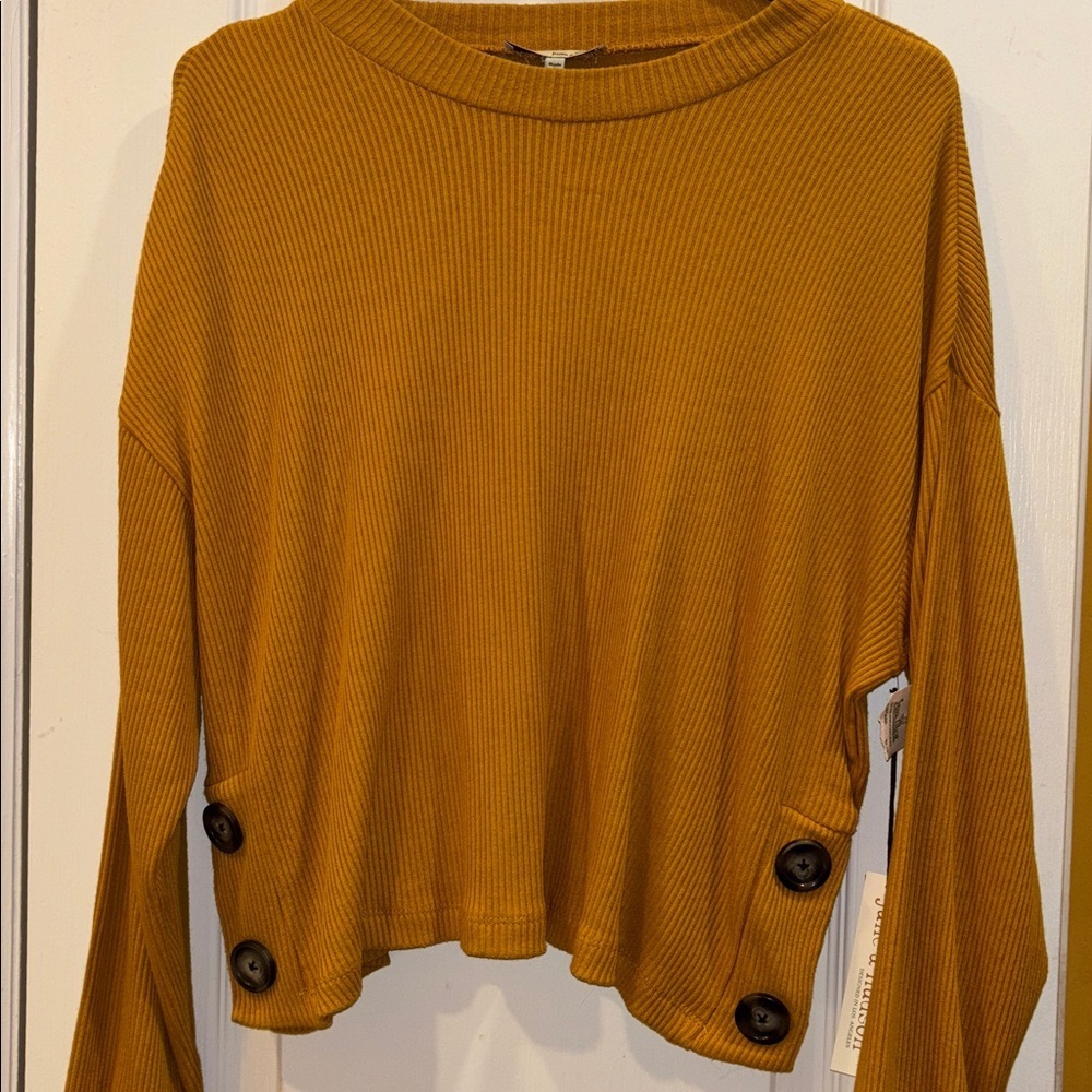 JUNE & HUDSON GOLD COLORED RIBBED KNIT LONG SLEEVE TOP 2 BUTTONS ON EACH SIDE